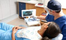 un dentiste et sa patiente