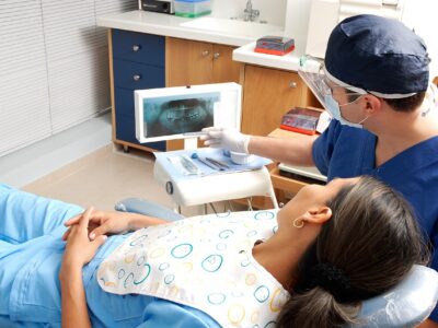 un dentiste et sa patiente