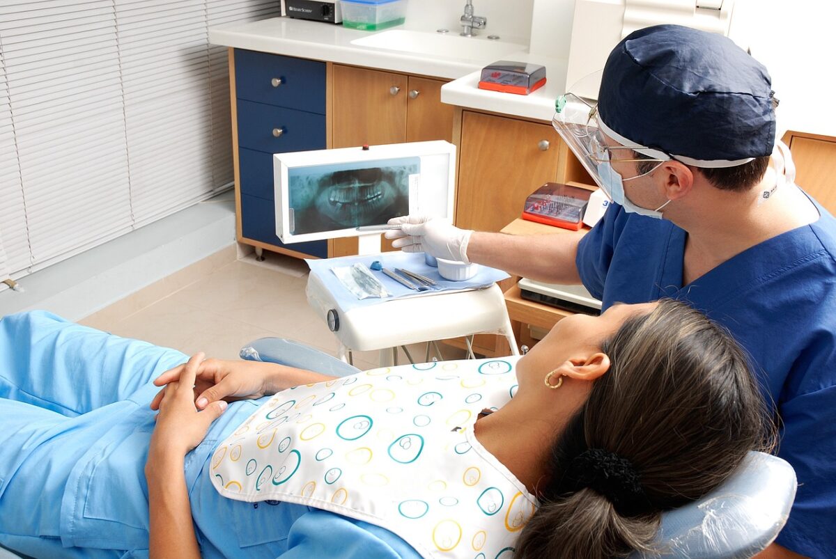 un dentiste et sa patiente