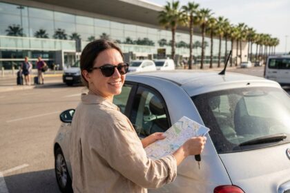 Femme souriante avec carte et clés à Palma de Mallorca