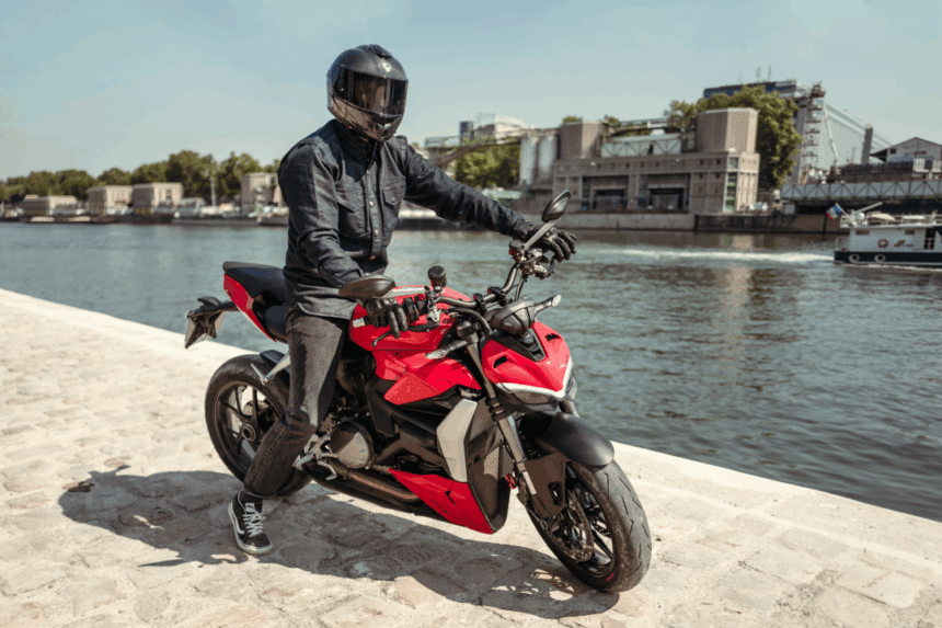 Motard en pleine conduite sur une route sinueuse
