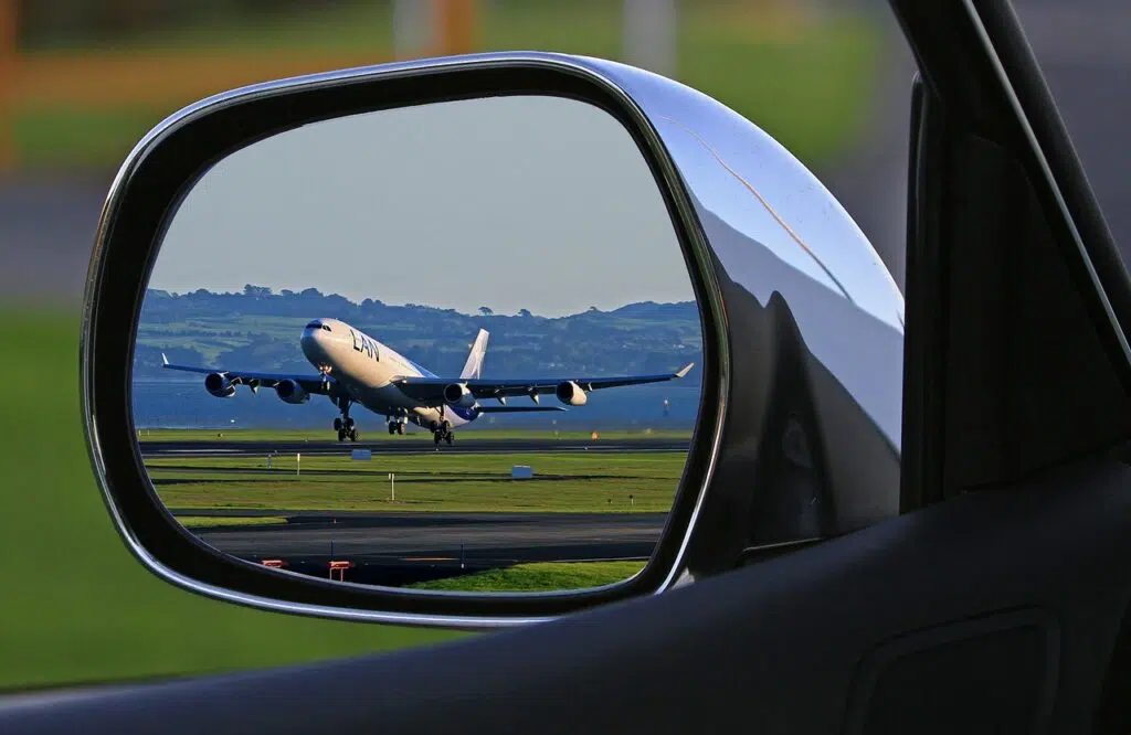 un avion qui décolle