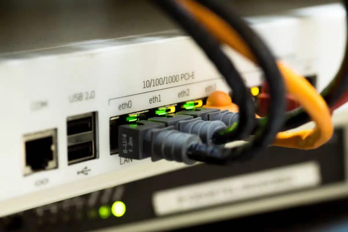 Câble téléphonique et fibre optique